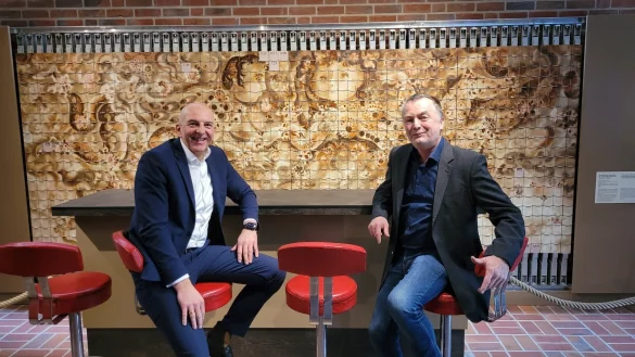 Da möchte man gleich einen Kaffee bestellen - der Direktor des Landschaftsverbandes Westfalen-Lippe, Dr. Georg Lunemann (links), und Museumsleiter Willi Kulke sitzen vor dem berühmten Wandbild, das einst im Palast der Republik Teil der Mokka-Bar war. Es ist Teil der neuen Ausstellung. - © Astrid Sewing