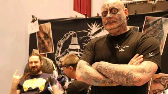 Tattooliebhaber Veit Anders (rechts) am Messestand bei der Tattoo Convention in Detmold vor drei Jahren. Im Hintergrund sticht sein Kollege Benny Busch Kunde Johann Braun ein Tattoo. - &copy; Till Sadlowski