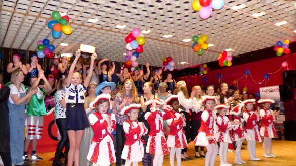 Alle Akteure bedanken sich beim Publikum. - &copy; Rudi Rudolph