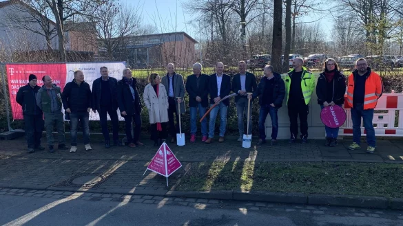 Gro&szlig;e Freude &uuml;ber den Start des Breitbandausbaus f&uuml;r die Schulen herrscht bei Vertretern von Stadtverwaltung, Bezirksregierung Detmold, &bdquo;atene KOM&ldquo; (F&ouml;rdermittelberatungsagentur), Telekom und der Baufirma &bdquo;Berkenkamp + W&uuml;llner&ldquo;. - &copy; Stadt Bad Salzuflen