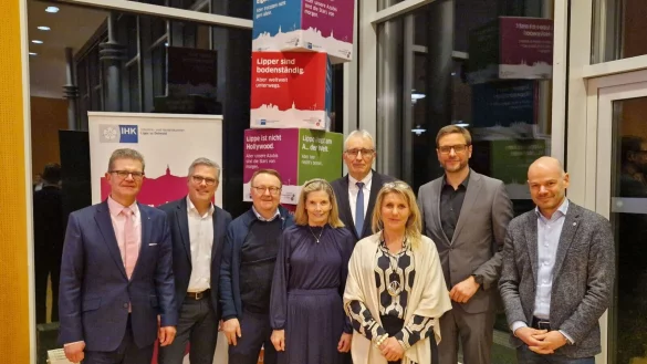 Das neu gew&auml;hlte IHK-Pr&auml;sidium mit Hauptgesch&auml;ftsf&uuml;hrer Stefan Sievers (2. von rechts): Arnd Paas, Stephan Westerdick, Alfred W. Westermann, Annette K&uuml;stermann, Volker Steinbach, Melanie Lehmann und Oliver Vo&szlig;henrich (von links). - &copy; IHK Lippe