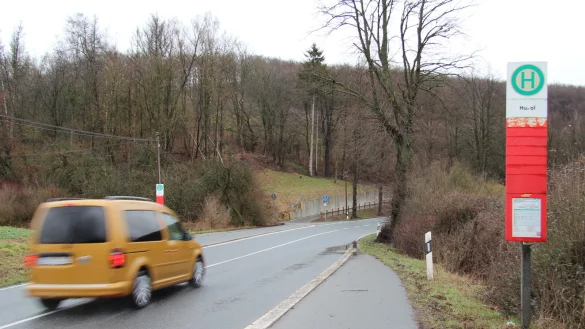 Der Geh- und Radweg an der B 238 zwischen Lemgo und Hohenhausen endet derzeit in Huxol. Wer aus Lemgo kommt, muss im Kurvenbereich nach links die Stra&szlig;e queren, um auf den Radweg zu gelangen. Bald sollen Autofahrer deshalb hier vom Gaspedal gehen m&uuml;ssen. - &copy; Nadine Uphoff