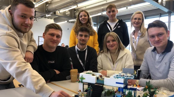 Im Handwerkbildungszentrum bauen die Auszubildenden bei den "Bridge Days" aus Legosteinen ihren Lernort der Tr&auml;ume - mit dabei sind (von links) Maik Tiessen, Dominik Schmidt, Nico Hellberg, Isabel Heitkamp, Lara Hilligehekken, Erik G&ouml;bel, Projektsprecherin Katharina Thies und Tutor Jan K&uuml;bler. - &copy; Till Brand
