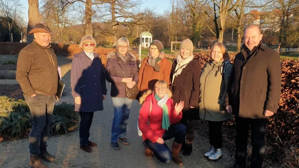 (von links) J&ouml;rg Grie&szlig;mann (Stadt), Renate B&ouml;ttger, Monika Carstensen Rosin, Waltraud Roland, Christine Kositza, Christel Lipp, Jennifer Howard (alle Kneipp-Verein) und Bernd Zimmermann (Stadt). - &copy; Kneipp-Verein