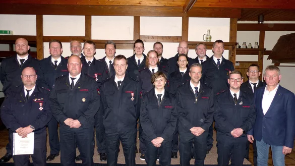 Robin Brand, Leiter der Feuerwehr (oben, Zweiter von links) und Bürgermeister Frank Meier (vorne rechts) mit den anwesenden Beförderten und Geehrten. - © Rudi Rudolph