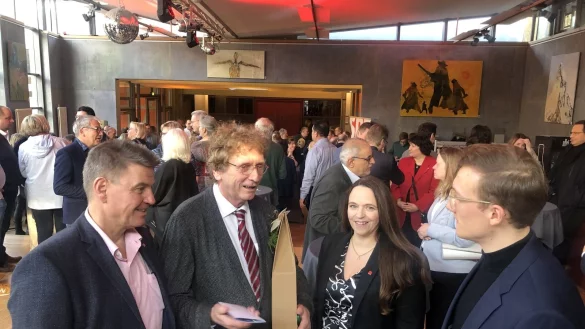 Landesverbands-Fraktionschef Andreas Kuhlmann, Referent Prof. Dr. Michael Braungart und die beiden Kreisvorsitzenden Katrin Freiberger und Lasse Huxoll (von links) im Gespr&auml;ch beim Jahresempfang der SPD Lippe. - &copy; Martin Hostert