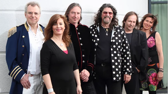 Phil Bates (Dritter von rechts) gastiert mit seiner Tribute-Band "Electric Light Band" im Kurtheater Bad Meinberg. - &copy; Andre Wegener