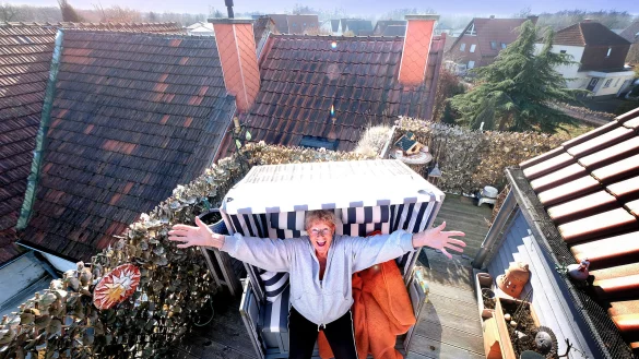 Nachdem aus dem Schornstein des Nachbarn kein stinkender Qualm mehr kommt, hat sich Marianne Fietzeck einen Strandkorb f&uuml;r ihre Dachterrasse gekauft. - &copy; Andreas Fr&uuml;cht