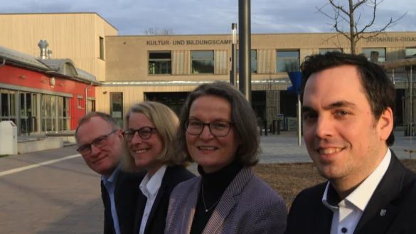 Viel Freude &uuml;ber die &bdquo;neue&ldquo; alte Schule: (von links) Bauamtsleiter Gregor G&uuml;nnewich, Schulleiterin Brigitta Wulf, Ministerin Ina Scharrenbach und B&uuml;rgermeister Torben Blome. Foto: Martin Hostert - &copy; MartiN Hostert