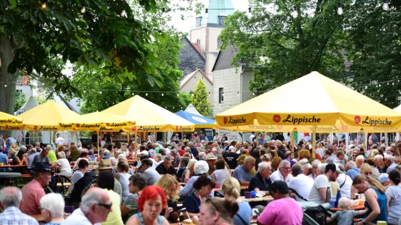 Im Abteigarten genie&szlig;en Lemgoer und ihre G&auml;ste das sch&ouml;ne Wetter beim Strohsemmelfest. - &copy; Nicole Ellerbrake