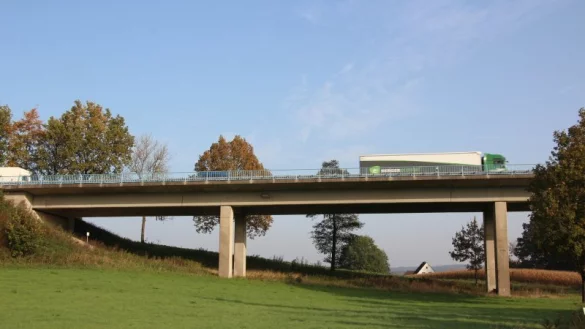 Die Passadetalbr&uuml;cke bei Vo&szlig;heide ist marode. Momentan kann der Verkehr nur einspurig, sprich abwechselnd, hin&uuml;ber gef&uuml;hrt werden. Der Neubau erfordert eine Ersatzbr&uuml;cke f&uuml;r die Zeit von Abriss und Neubau. - &copy; Marlen Grote