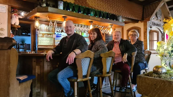 Machen es sich an der Theke des Heidelbecker Schlosskrugs bequem: (von links) Daniel Scott, Kathleen Popp-Richwald, Wolfgang und Marion Korf. - &copy; Nadine Uphoff