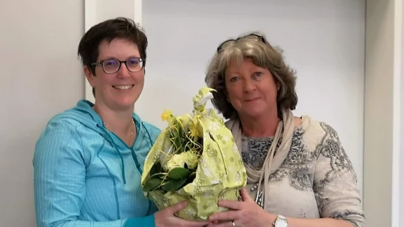 Vorsitzende Annette Br&uuml;ning (rechts) bedankt sich bei Christa Bittscheidt aus der Hausarztpraxis von nebenan f&uuml;r ihren Vortrag. - &copy; AWO Langenholzhausen