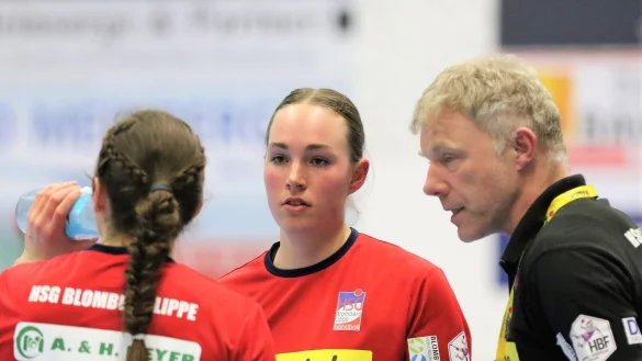 Blombergs Torwarttrainer Ronny Kr&uuml;ger gibt seinen Sch&uuml;tzlingen Zoe Ludwig (Mitte) und Melanie Veith in einer Auszeit ein paar Tipps mit auf den Weg. - &copy; Oliver K&ouml;nig