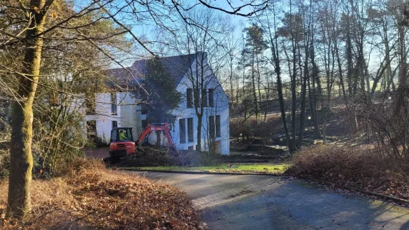 Es liegt sehr idyllisch, das Haus des Gastes in H&ouml;rste soll gr&uuml;ndlich saniert werden. Zun&auml;chst wird das Gr&uuml;n drumherum kr&auml;ftig ausgelichtet, denn zu dicht am Geb&auml;ude richtet es Schaden an. - &copy; Astrid Sewing