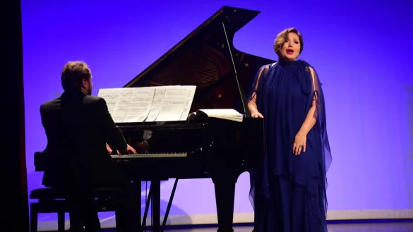 S&auml;ngerin Liana Aleksanyan begleitet von Pianist und Dirigent Benjamin Huth am Klavier. - &copy; Nicole Ellerbrake