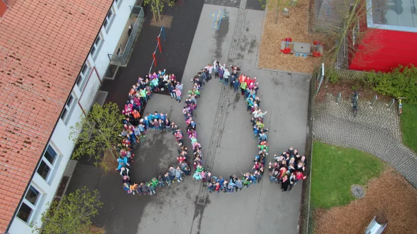 Die Grundschule Kirchheide wurde vor 67 Jahren gebaut, zum 60. haben sich Sch&uuml;ler und Lehrer 2016 einiges einfallen lassen, wie das Foto zeigt. Doch mittlerweile entspricht der Aufbau der Schule in vielen Bereichen nicht mehr den Anforderungen. F&uuml;r den offenen Ganztag muss die Fl&auml;che fast verdoppelt werden. - &copy; Archivbild: Till Brand