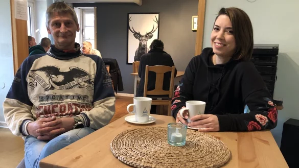 Sozialarbeiterin Jovanna Rinsche und Mitarbeiter Nils Lettmayer sitzen im Kellercaf&eacute;. Seit September 2022 hat die Einrichtung ge&ouml;ffnet. - &copy; Sven Kienscherf