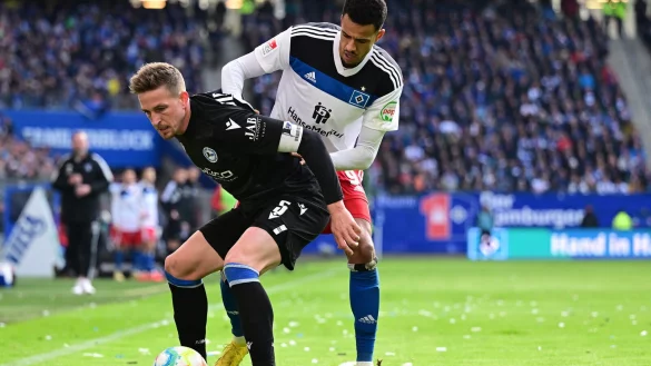 Arminia Bielefelds Bastian Oczipka (vorne) behauptet in dieser Szene den Ball gegen Hamburgs Robert Glatzel. - © Witters