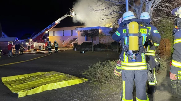 Mehrere Trupps unter schwerem Atemschutz stehen vor der noch brennenden Gastst&auml;tte im Bad Salzufler Ortsteil Retzen und warten auf ihren Einsatz. Durch das schnelle Eingreifen konnten Wohnhaus und Saal gehalten werden. - &copy; Foto: Daniel Hobein / Feuerwehr Bad Salzuflen