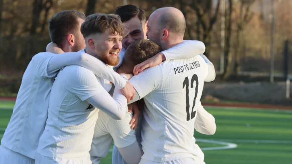 Torsch&uuml;tze Marco Mescheder wird von seinen Teamkollegen erdr&uuml;ckt, vorne strahlt Maurice Malak. - &copy; Sebastian Lucas