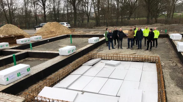 Hier w&auml;chst die neue Fahrzeughalle f&uuml;r den Lagenser Bauhof aus der Erde. Technischer Beigeordneter Thorsten Paulussen (Vierter von links) erl&auml;utert Vertretern von Stadt, Architekturb&uuml;ro und Baufirmen Einzelheiten der Baustelle. - &copy; Thomas Reineke