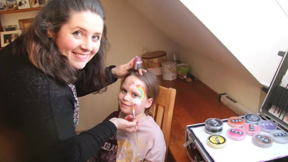 Step 4 Regenbogen: Zum Schluss noch Glitzer um den Regenbogen herum auf das Gesicht auftragen. - &copy; Nadine Uphoff