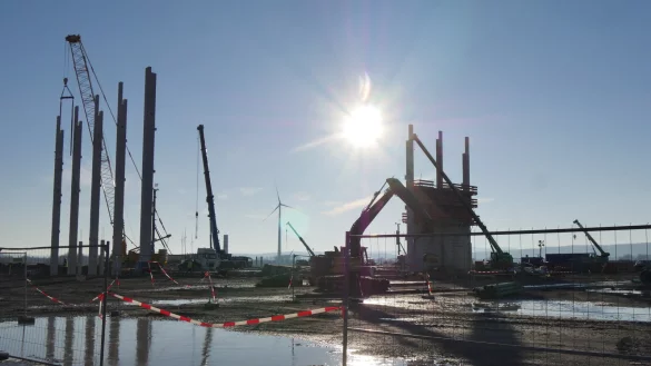 Auf die in den in den Boden getriebenen Betonpf&auml;hle kommt ein K&ouml;cherfundament, in das wiederum die vorproduzierten tragenden St&uuml;tzen den Geb&auml;udes einbetoniert werden. Die Wand rechts (mit der Kletterverschalung) ist aus Stablit&auml;tsgr&uuml;nden nicht aus Fertigbetonteilen zusammengesetzt, sondern komplett vor Ort betoniert worden. - &copy; Jost Wolf