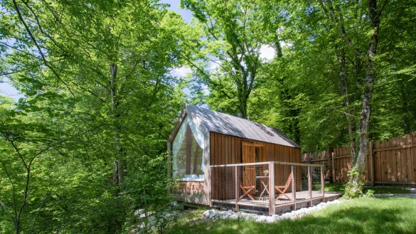 In dieser Art h&auml;tten die Holzzelte auch in L&uuml;erdissen stehen sollen. Doch daraus wird jetzt nichts. - &copy; Lushna/Jost Gantar