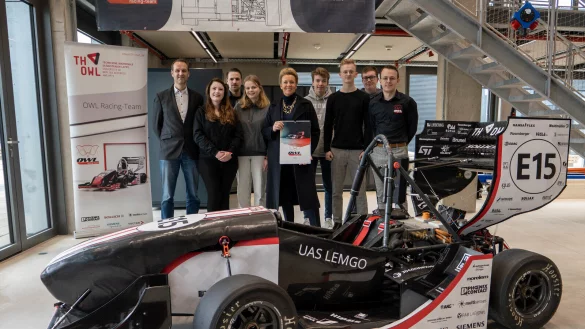 Prof. Dr. Andreas Paa, Anessa Omeragic, Fabian Tapper, Katharina Genz, Ministerin Ina Brandes, Philipp Richards, Tiziano Humpert, Felix Kuhlmann und Till Söffgen (von links). - © TH OWL/ OWL Racing Team