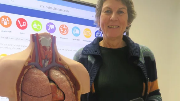 Petra Kriesel koordiniert die Schulabschlusslehrg&auml;nge an der VHS Detmold-Lemgo und beantwortet Fragen. - &copy; VHS Detmold-Lemgo