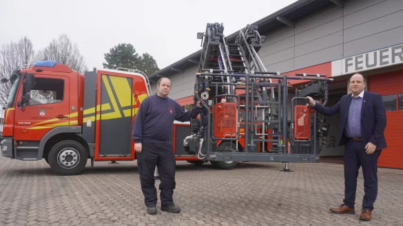 Brandinspektor Dennis Rubart (links) und B&uuml;rgermeister Christoph Dolle zeigen das Drehleiter-Fahrzeug, das im Jahr 2013 gebaut wurde und seit 2014 im Besitz der Blomberger Feuerwehr ist. - &copy; Michaela Wei&szlig;e