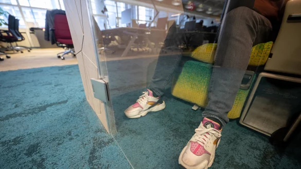 Ein Mann arbeitet in einem Co-Working-Space f&uuml;r Start-ups in einer Kabine f&uuml;r Telefonate und Videokonferenzen. - &copy; Sebastian Gollnow