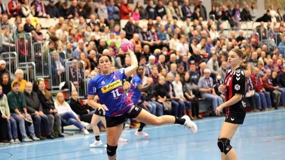 Auf diese Aktionen der HSG-Rechtsau&szlig;en werden die Zuschauer verzichten m&uuml;ssen: Lisa Rajes, hier im Spiel gegen Leverkusen (Julia Boeters kann nur hinterherschauen), f&auml;llt verletzungsbedingt aus. - &copy; Paul Cohen