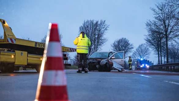 Einsatzkr&auml;fte der Feuerwehr sichern Anfang Februar nach einem Unfall auf dem Hellweg die Stra&szlig;e. - &copy; FreitagTV/Stock