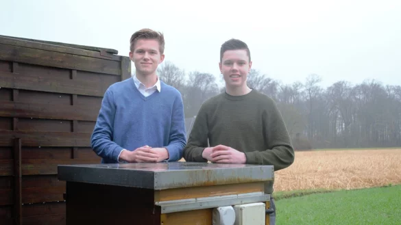 Jannis Laghusemann (links) und Lars Krügler stehen an ihrem innovativen und vernetzten Bienenkasten. - © Jannis Laghusemann