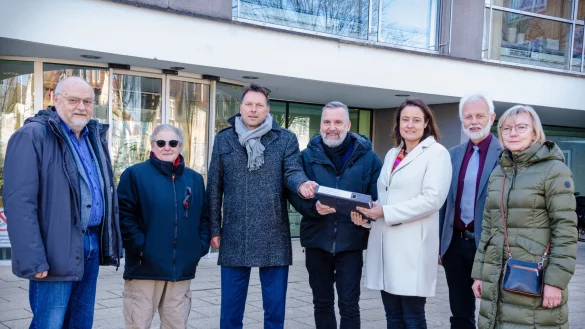 R&uuml;diger Schleysing (von links), Joanne Herzberg, B&uuml;rgermeister Frank Hilker, Oliver Arnhold, Regierungspr&auml;sidentin Anna Katharina B&ouml;lling, Uwe Rafflenbeul und Christine Tellb&uuml;scher-Beckfeld bei der &Uuml;bergabe der Unterschriftensammlung. - &copy; Raphael Bartling