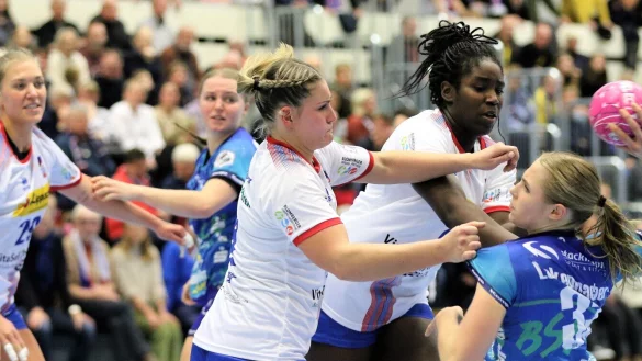 Blombergs Lisa Frey (Mitte) ist zusammen mit Laetitia Quist in der Deckung immer wieder gefordert. Hier versuchen sie, die Buxtehuderin Mia Lakenmacher am Wurf zu hindern. Links beobachtet HSG-Spielerin Stefanie Kaiser die Szene. - &copy; Oliver K&ouml;nig