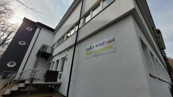 Auf dem Schild am Eingang steht die Bezeichnung Kinderheim, offiziell aber ist von einer Gro&szlig;pflegestelle die Rede. In Stapelage leben 29 Kinder und 13 Betreuer, die aus der Ukraine geflohen sind. - &copy; Astrid Sewing