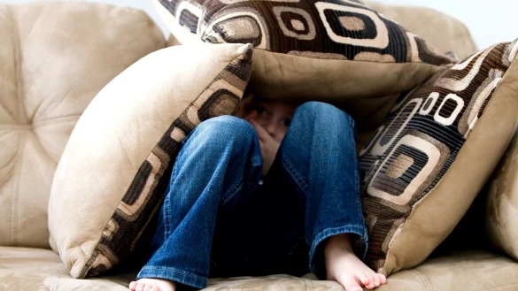 Manchmal wird es einfach zu viel. Auch Kinder reagieren hochsensibel auf viele Reize. Dann hilft Ruhe und der eigene Weg. Dabei sind auch die Eltern gefordert. - &copy; Symbolbild: pixabay/ambermb