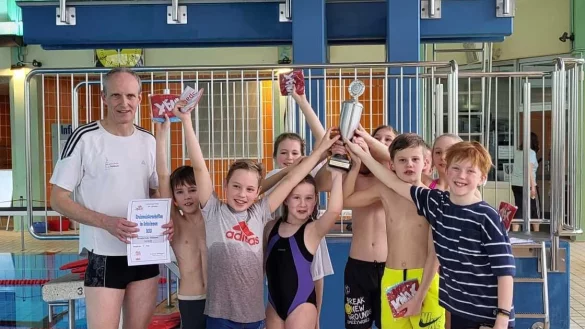 Schwimm-Champion: Das Team der Grundschule Hiddesen mit Schulleiter Stefan Fromme. - &copy; Grundschule Hiddesen