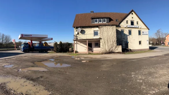 Die Tage des "Werler Krugs" sind gez&auml;hlt, das leerstehende Geb&auml;ude wird bald abgerissen. Die Lkw-Tankstelle ist davon nicht betroffen. - &copy; Thomas Reineke