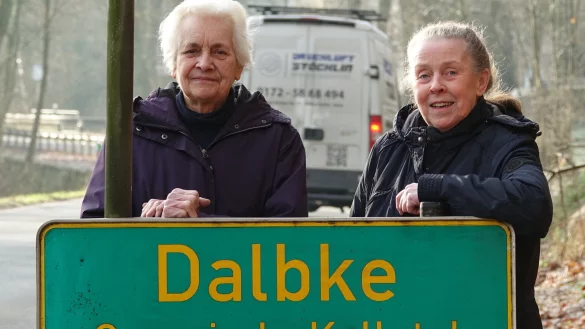 Sigrid Schn&uuml;lle (links) lebt seit 1949 in Dalbke. Margarete Klemme betreibt den Hofladen in der Siedlung. - &copy; Axel B&uuml;rger