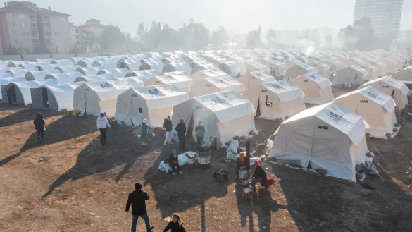 Zelte, der t&uuml;rkischen Katastrophenschutzbeh&ouml;rde AFAD, stehen f&uuml;r die von den Erdbeben betroffenen Menschen bereit. Millionen Menschen sind obdachlos geworden. - &copy; dpa/Mustafa Kaya