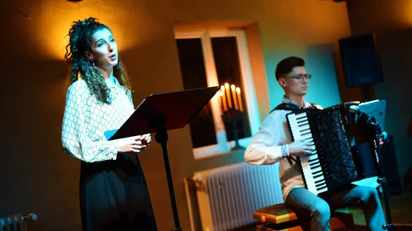 Eva Martin und Pavel Efremov lassen vier Musikikonen mit ihren Liedern wieder aufleben. - &copy; Nicole Ellerbrake