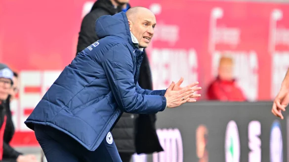 Daniel Scherning war bei Arminia Bielefelds Sieg &uuml;ber Jahn Regensburg gewohnt engagiert an der Seitenlinie unterwegs. - &copy; IMAGO/Zink