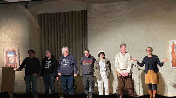 Die Stars des Abends: Jens Friedrich, Claudia & Thorsten Kosakewitsch, Matthias &bdquo;Matze&ldquo; Nagel, Leo Stricker, Martin Brune und Silvia Herrmann vom Weserrenaissance Museum (von links). - &copy; Lea Prawit