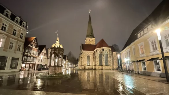 Selbst bei Dunkelheit und Regen macht der Platz etwas her. Wenn die Temperaturen w&auml;rmer werden, kehrt das Leben zur&uuml;ck und es stehen auch wieder St&uuml;hle, Tische und Schirme vor dem Kupferherz - und jetzt auch vor der neuen Weinbar. - &copy; Natalie Gottwald