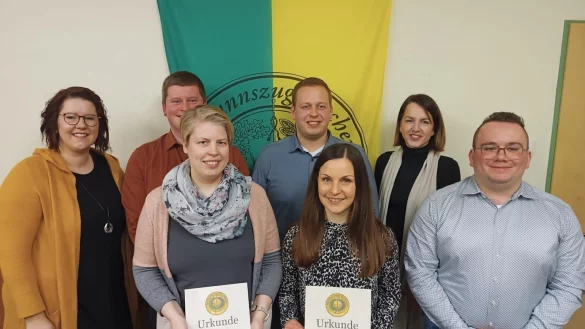 Sabrina Maiyh&ouml;fer und Ricarda Funk (mit Urkunden) sind seit 25 Jahren aktiv im Verein. Dar&uuml;ber freuen sich (hinten von links) Maren Meier (stellvertretende Vorsitzende), Christian Burre (Schriftf&uuml;hrer), Niklas Trompeter (Gesch&auml;ftsf&uuml;hrer), Meike Dobro (stellvertretende Schriftf&uuml;hrerin), sowie Jonas Trompeter (stellvertretender Gesch&auml;ftsf&uuml;hrer, vorne rechts). - &copy; Spielmannszug Rischenau