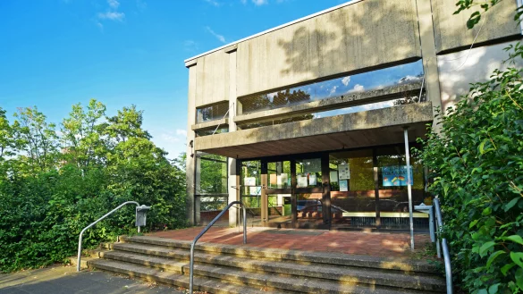 "Die Sportler haben lange genug gewartet", gibt B&uuml;rgermeister Frank Meier zu. Im M&auml;rz sollen die lang ersehnten Sanierungsarbeiten an der Turnhalle am Hackemack beginnen. - &copy; Archivfoto: Nicole Ellerbrake